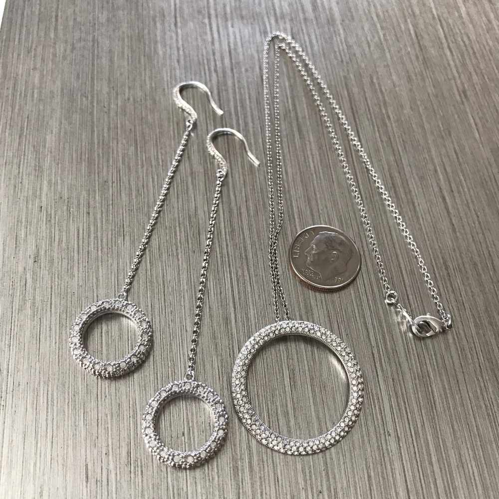 Necklace and earrings set.
